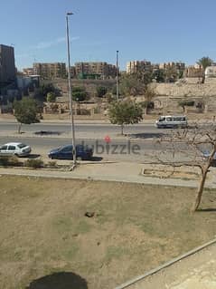 شقه للبيع 70م في التجمع الثالث على الشارع الرئيسى أمام مستشفى القاهره
