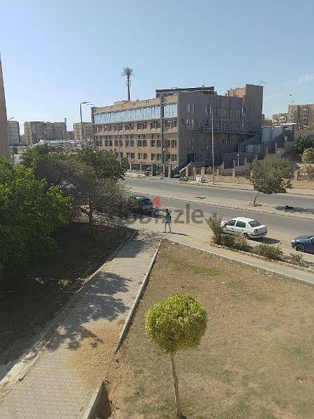 شقه للبيع 70م في التجمع الثالث على الشارع الرئيسى أمام مستشفى القاهره 1