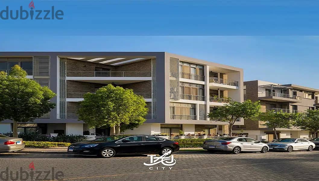 For sale, an apartment in the heart of the Fifth Settlement in Taj City Compound, with a 10% down payment, and a 39% discount on cash available. 2