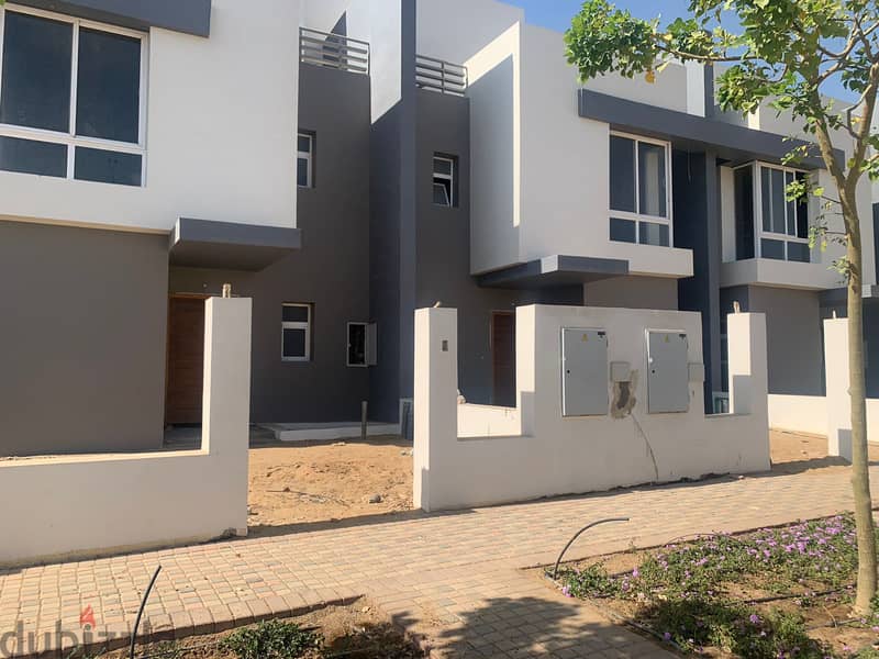 Twin House 237m with 300m land for sale with the lowest over in the market The second row on the park view landscape with installments in Hyde Park 4