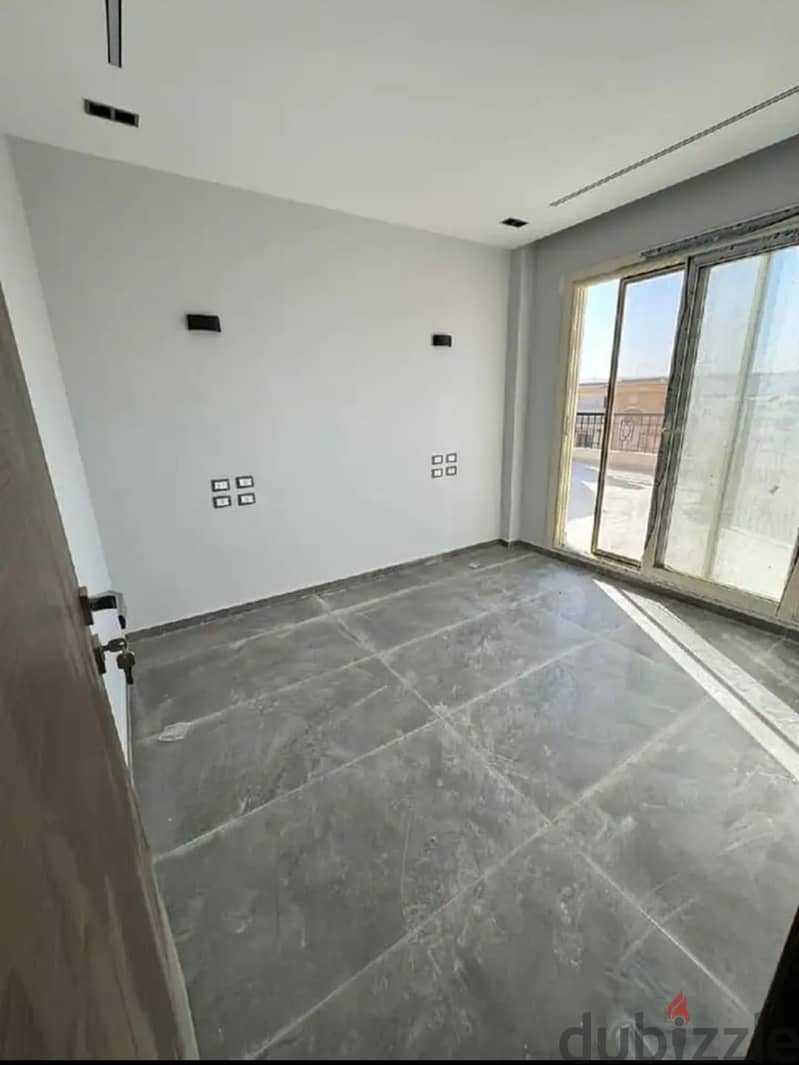 Penthouse with roof for sale in Stone Park Compound in Fifth Settlement, two minutes from Katameya Heights 1