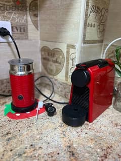 Nespresso essenzia coffe machine and Foamer 0