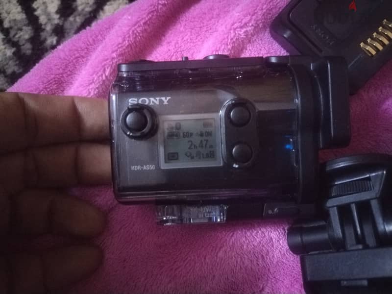 كاميرا سونى HDR A S 50 بتصور فيدو تحت ماء 40 متر وهوزنج وساعة يظهر بها 4