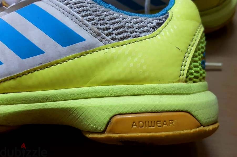 كوتشي ماركة ( Adidas )  أصلي وارد الخارج مقاس 37  الحالة جيدة جدا 3