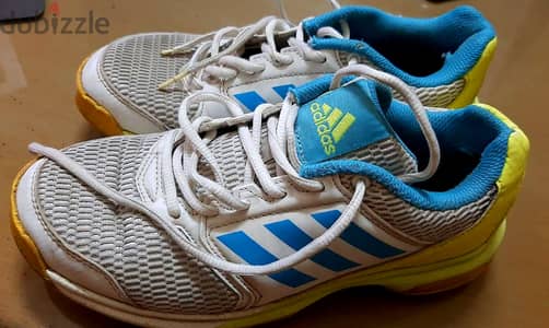 كوتشي ماركة ( Adidas )  أصلي وارد الخارج مقاس 37  الحالة جيدة جدا