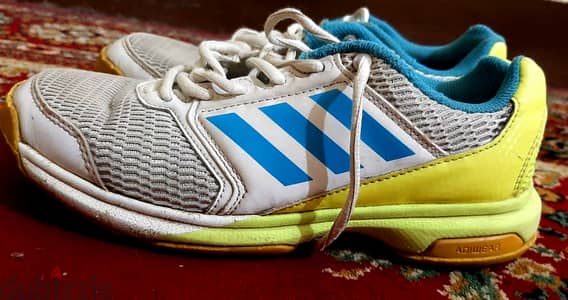 كوتشي ماركة ( Adidas )  أصلي وارد الخارج مقاس 37  الحالة جيدة جدا