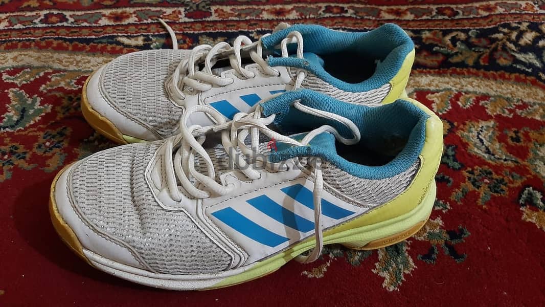 كوتشي ماركة ( Adidas )  أصلي وارد الخارج مقاس 37  الحالة جيدة جدا 1