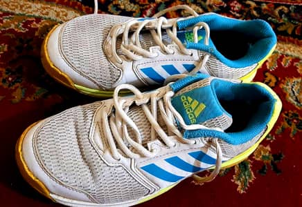 كوتشي ماركة ( Adidas )  أصلي وارد الخارج مقاس 37  الحالة جيدة جدا