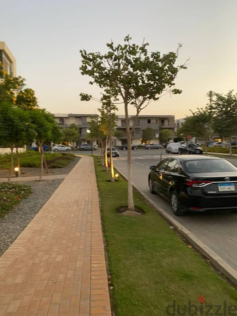 شقة دوبلكس بحديقة للبيع في تاج سيتي التجمع , امام مطار القاهرة الدولي ( 4 غرف ) بخصم 39% للكاش و اقساط علي 8 سنوات Taj City 3