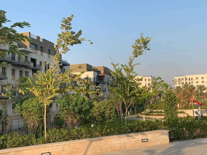 3-bedroom apartment for sale, immediate receipt, in Eastown Compound in the heart of the Fifth Settlement, next to the American University AUC 5