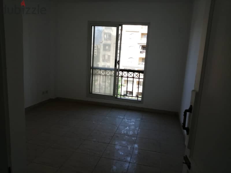 Apartment 135m for sale in Madinaty, in the early phases, overlooking a garden, near services in B1. 2