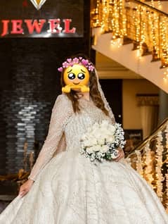 فستان زفاف ملكي بالطرحه