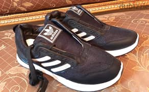 حذاء ماركة ( Adidas ) مقاس 45 . جديد لانج لم يستخدم . اللون : اسود