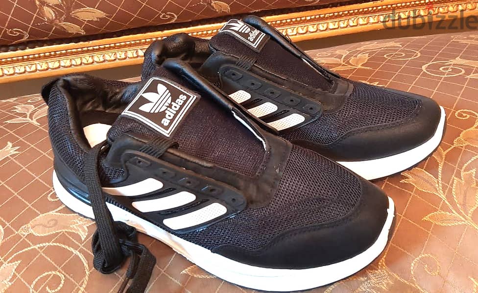 حذاء ماركة ( Adidas ) مقاس 45 . جديد لانج لم يستخدم . اللون : اسود 1