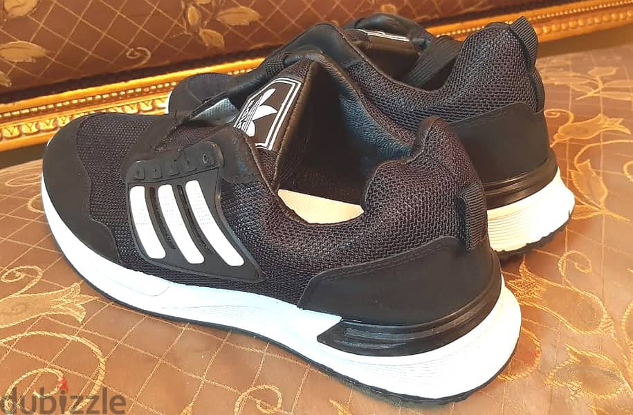حذاء ماركة ( Adidas ) مقاس 45 . جديد لانج لم يستخدم . اللون : اسود 2