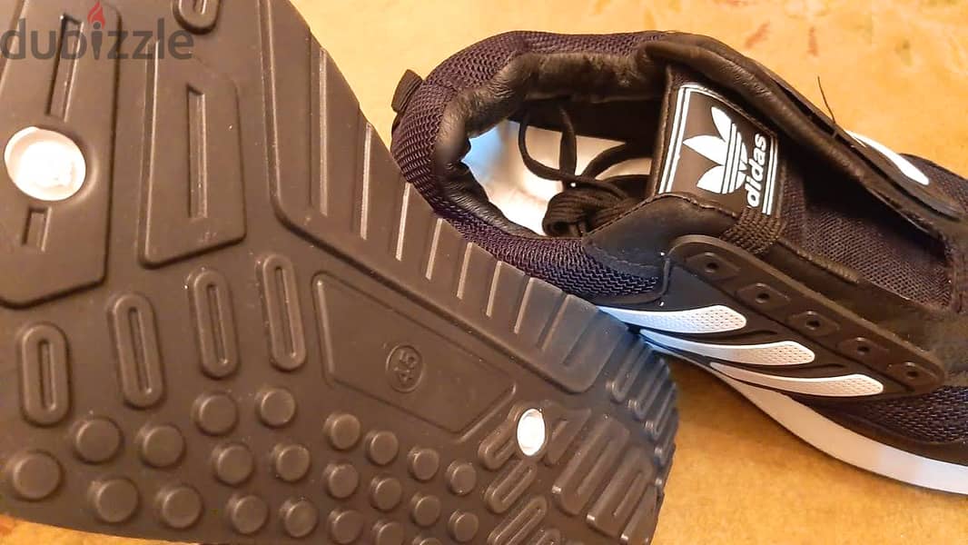 حذاء ماركة ( Adidas ) مقاس 45 . جديد لانج لم يستخدم . اللون : اسود 8