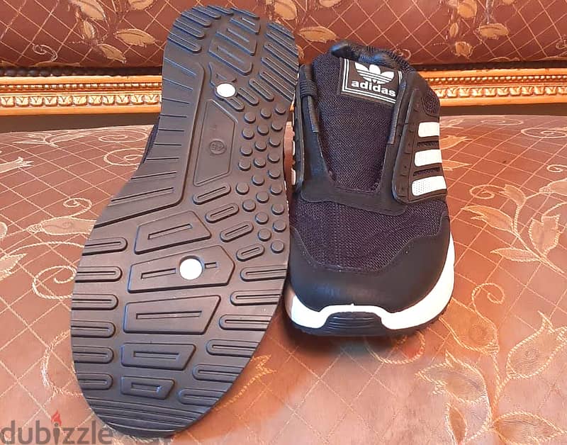 حذاء ماركة ( Adidas ) مقاس 45 . جديد لانج لم يستخدم . اللون : اسود 4