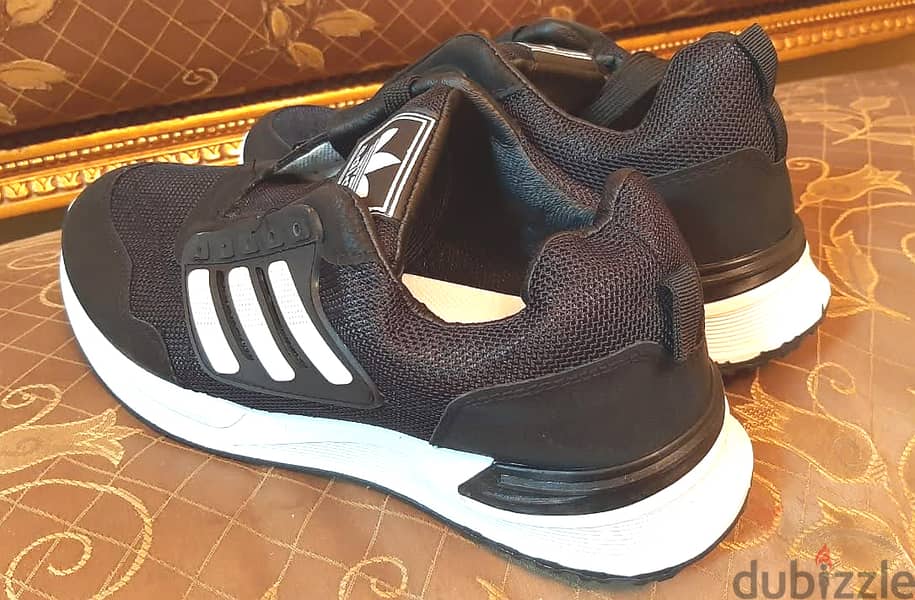 حذاء ماركة ( Adidas ) مقاس 45 . جديد لانج لم يستخدم . اللون : اسود 5