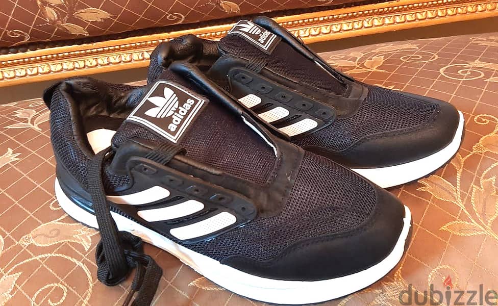 حذاء ماركة ( Adidas ) مقاس 45 . جديد لانج لم يستخدم . اللون : اسود 1