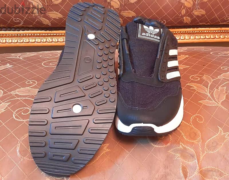حذاء ماركة ( Adidas ) مقاس 45 . جديد لانج لم يستخدم . اللون : اسود 2