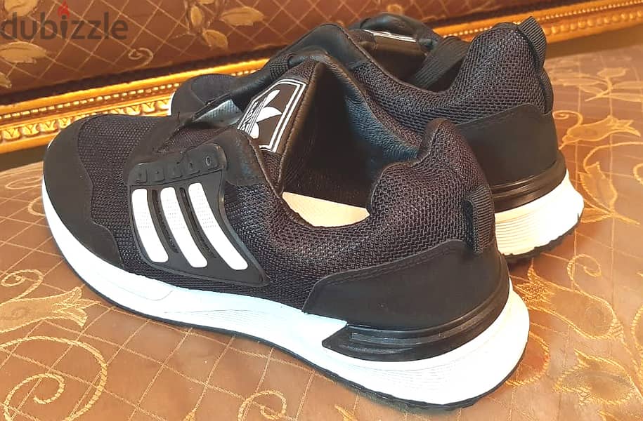 حذاء ماركة ( Adidas ) مقاس 45 . جديد لانج لم يستخدم . اللون : اسود 3