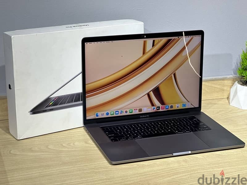 Macbook Pro 2018 15-inch بالكرتونه 2