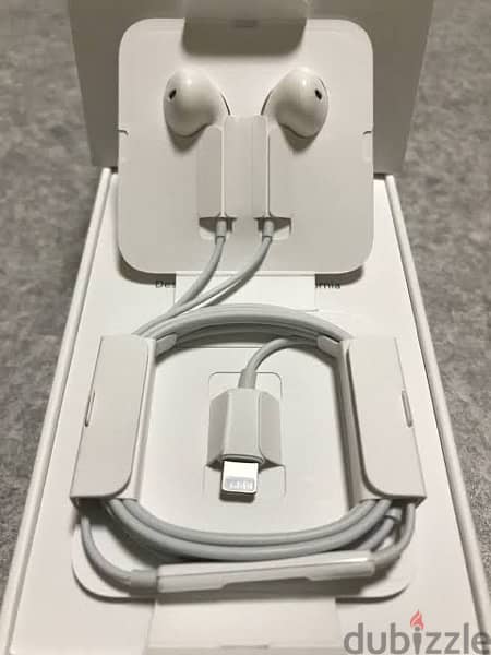 Apple Earpods with Lightining Connector - New 0