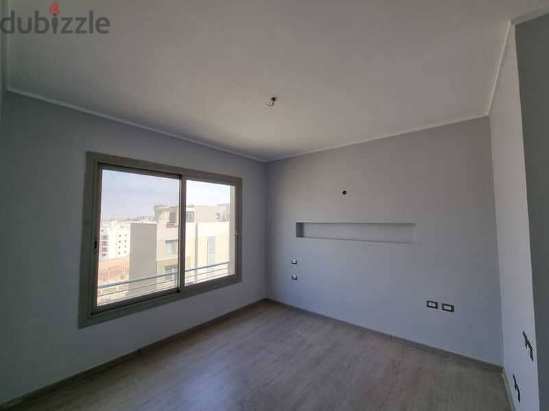 Semi Furnished Penthouse 260m for Rent in Prime Location 3