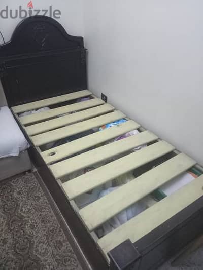 سرير خشبي أسود اللون