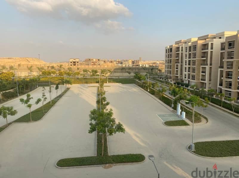 129 sqm apartment for sale, 39% discount, directly on Suez Road, near the cities of New Cairo and Taj City Compound 5