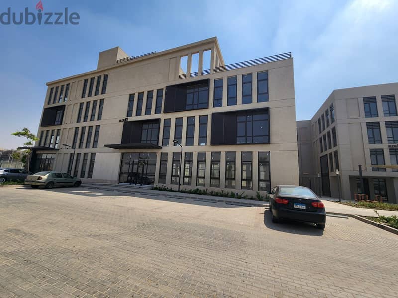 Administrative space of 5000 m2, distinctive location in district 5 1