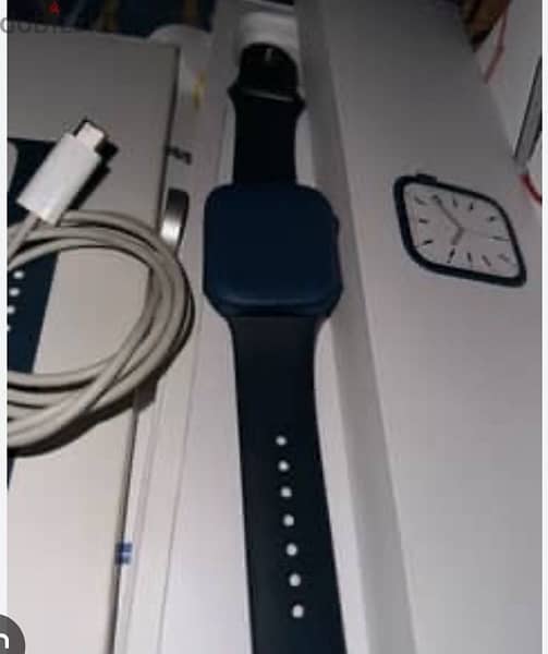 Apple Watch Series 7 battery 98% 1