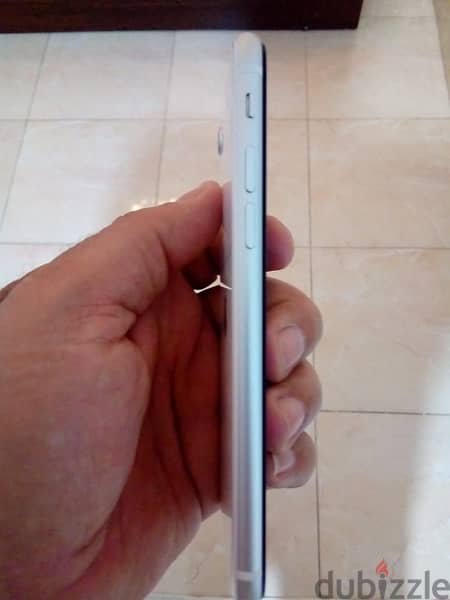 iPhone SE New with original box آيفون بمحتوياته الأصلية 6