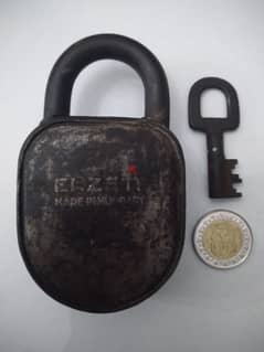 قفل انتيك قديم حجم كبير صناعة  مجري بالمفتاح الاصلي لافكار الديكور