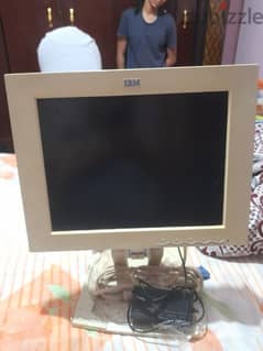 شاشة كمبيوتر للبيع بسعر لقطة لظروف خاصة