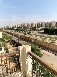 Finished  apartment for sale in Al Sahafiyeen Compound, Fifth Settlement, 160 sqm, old price of the  meter, for reasons of traveling abroad. 0
