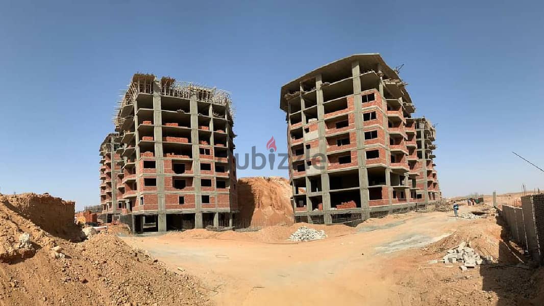 In front of a central garden. . 170 sqm apartment for sale in installments in the Administrative Capital in Roses New Capital Compound 5