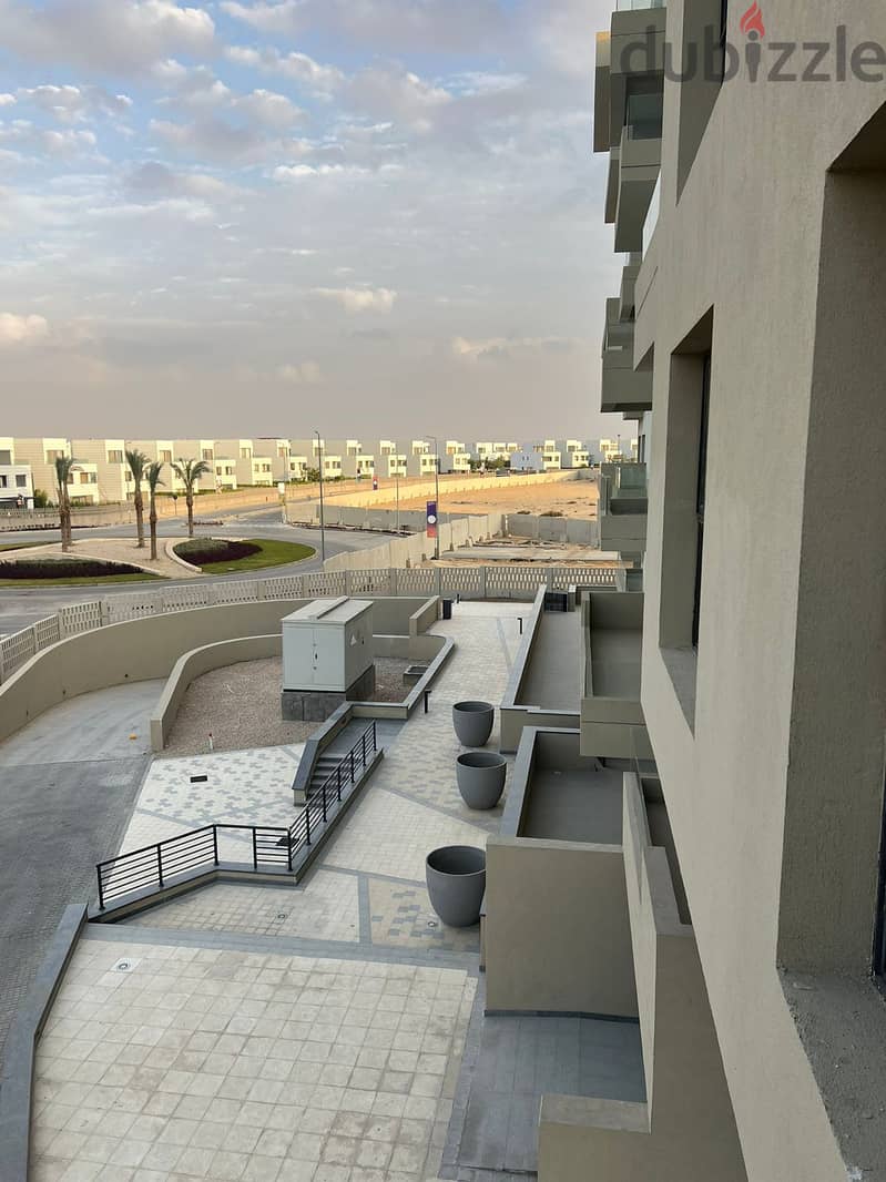 شقة مطلة على المساحات الخضراء متشطبة بالكامل للبيع بمقدم وتقسيط على 8 سنوات في كمبوند البروج مدينة الشروق Al Burouj 4