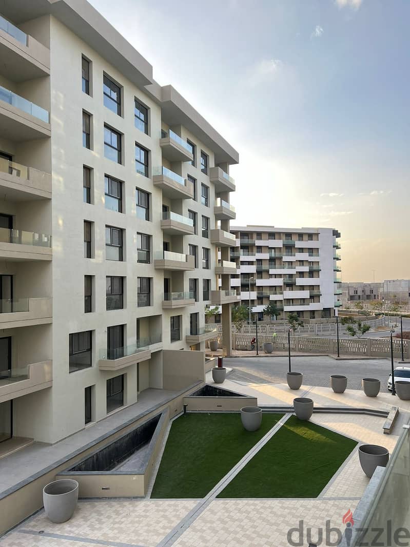 شقة مطلة على المساحات الخضراء متشطبة بالكامل للبيع بمقدم وتقسيط على 8 سنوات في كمبوند البروج مدينة الشروق Al Burouj 5
