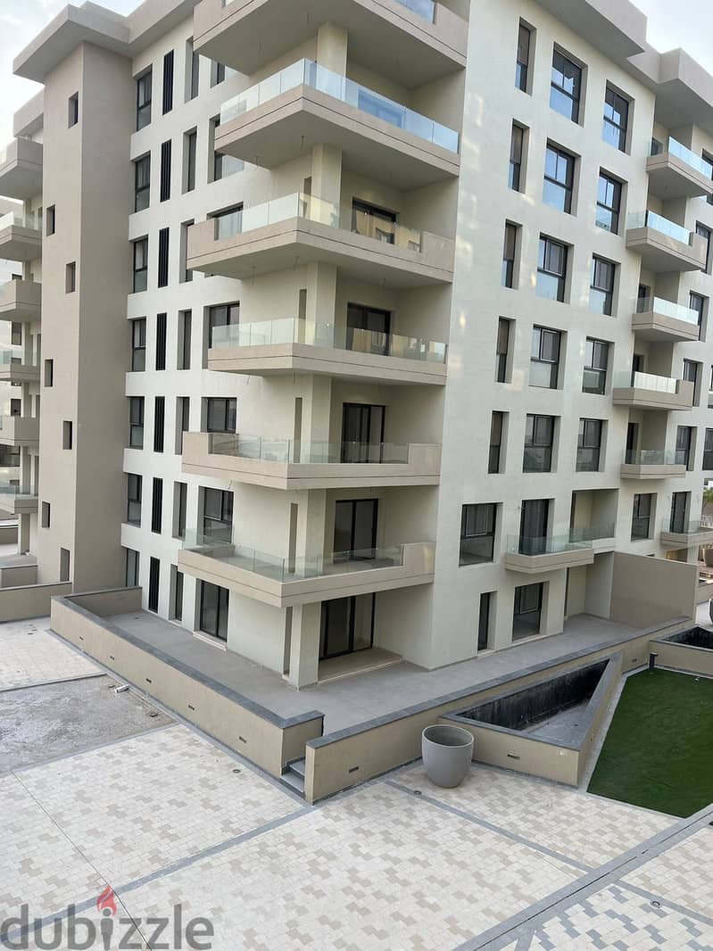 شقة مطلة على المساحات الخضراء متشطبة بالكامل للبيع بمقدم وتقسيط على 8 سنوات في كمبوند البروج مدينة الشروق Al Burouj 7