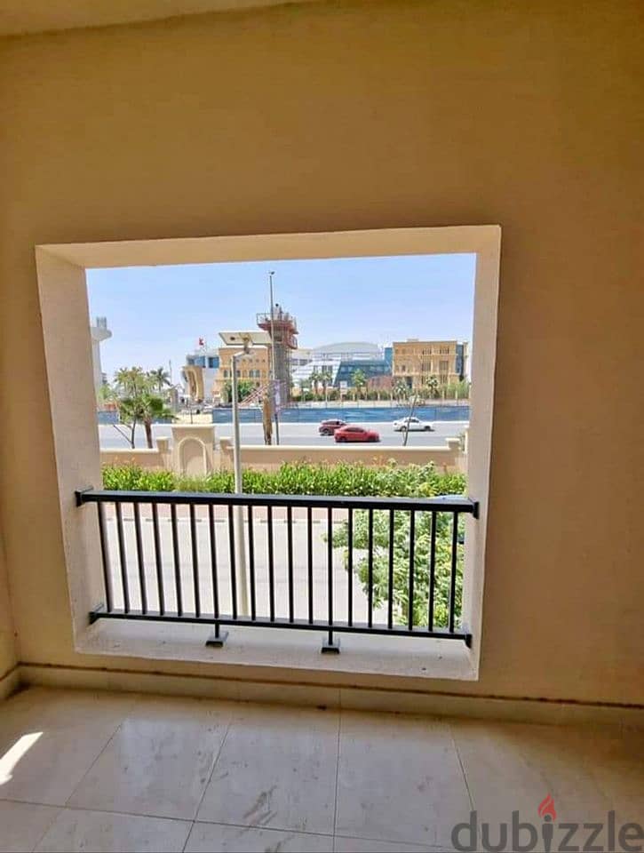Finished apartment with air conditioners in new cairo in front of AUC in 90 Avenue - شقة متشطبة بالتكييفات في التجمع 1