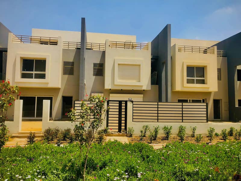 Modern Townhouse Middle 247m For Sale ready to move With view Landscape In Hyde Park In Fifth Settlement 4