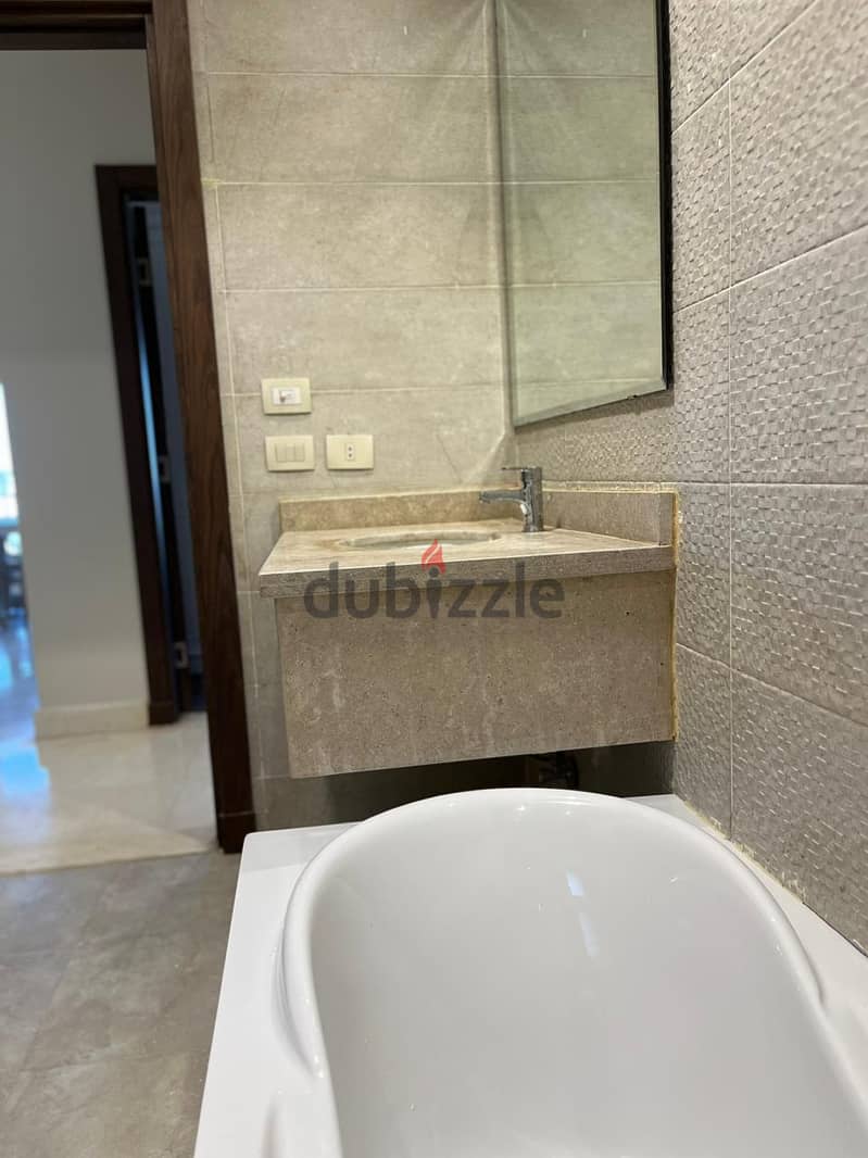 apartment 160 m prime location view landscabe Fully furnished Kitchen with appliances+ air conditioners Super Lux finishing in Compound 90 Avenue 19
