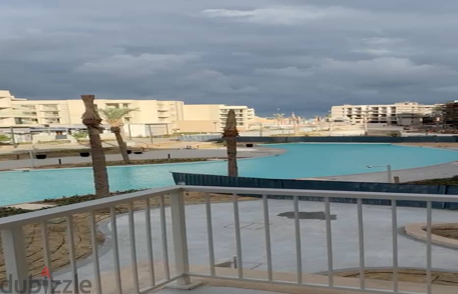 للبيع شاليه بحري جاهز للسكن + فيو حمام السباحة في مراسي الساحل الشمالي 2