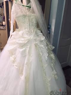 فستان زفاف بالطرحة + ٣ فساتين سوارية