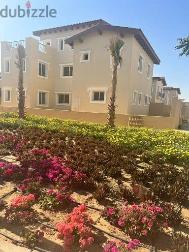 The lowest down payment for a townhouse  215m in Hyde Park, down payment and installments till 8 years 2