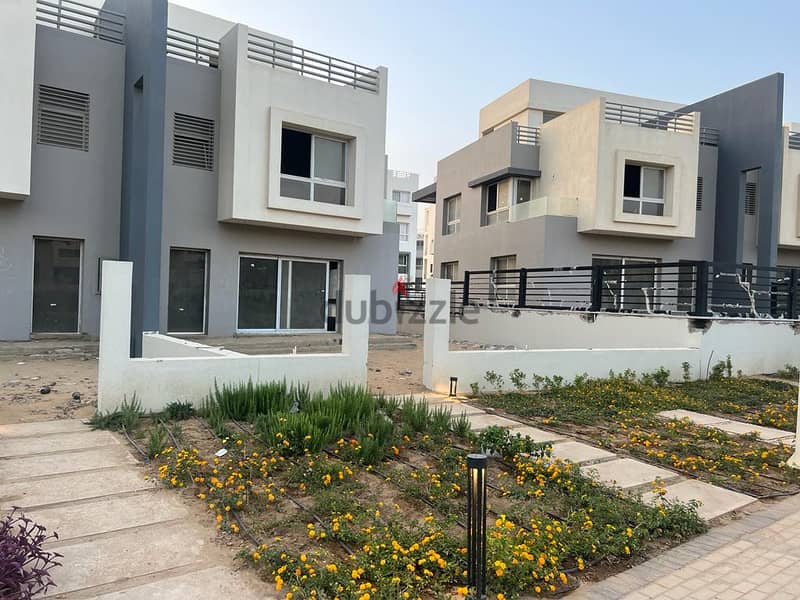 The lowest price in the market for a  townhouse 208 sqm in Hyde Park with  installments view landscape 1