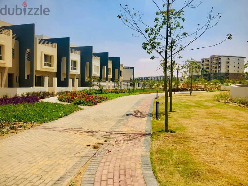 Town house 215m for sale with the lowest down payment directly on landscape with installments till 2031 in Hyde Park in Fifth Settlement 2