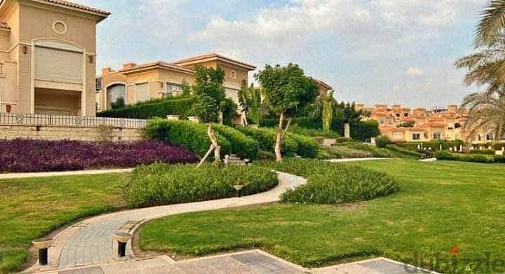 Villa for sale, 239 sqm, with a view, in Stone Park Compound, in the heart of the Fifth Settlement, minutes from the North 90th and the AUC 7