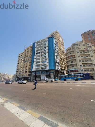 للبنوك والعلامات التجارية على كورنيش استانلى مباشرة